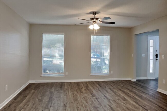 Foto del edificio - 3911 Spring River Dr