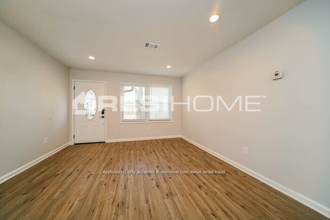 Building Photo - 24 Pinelea Dr