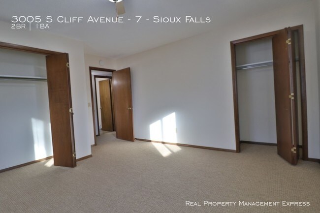 Building Photo - 3005 S Cliff Ave