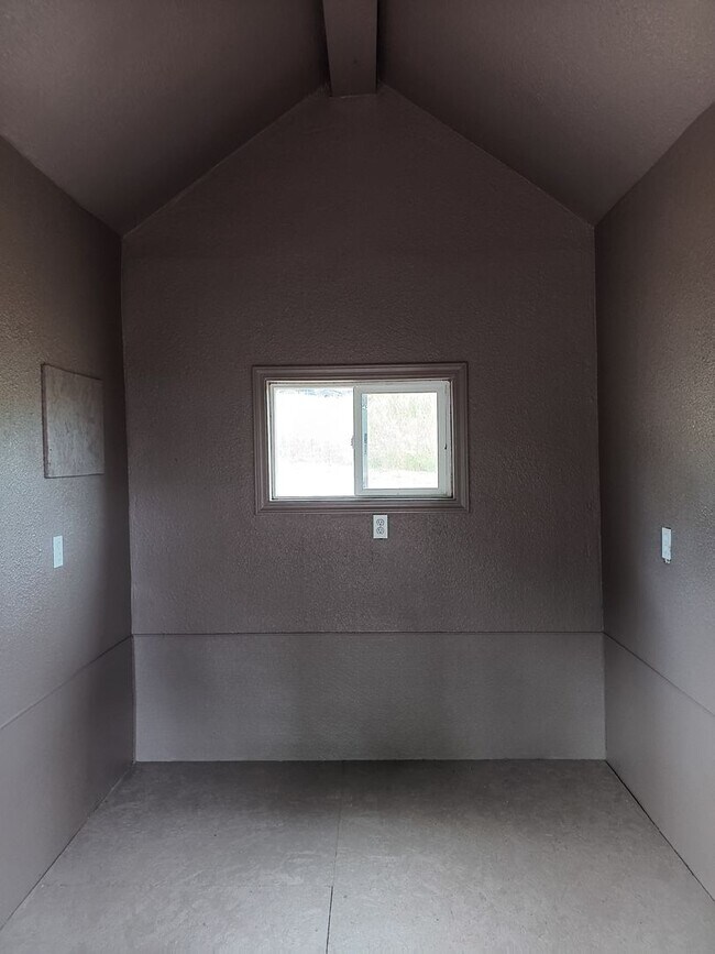 Foto del edificio - Beautiful Secluded Farmhouse & Shop is Available!