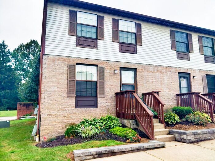 Primary Photo - Cuyahoga Falls Condo!