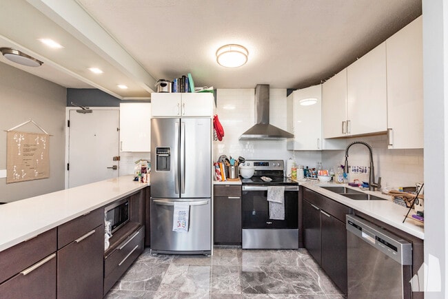 Foto del edificio - 2740 N Pine Grove Ave