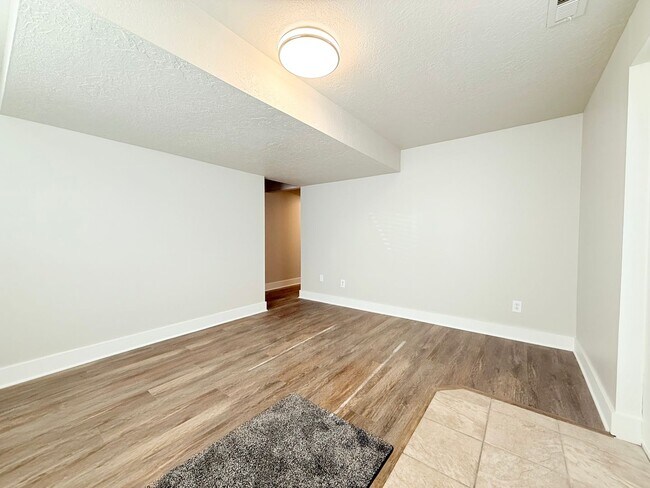 Building Photo - 250 N 360 W