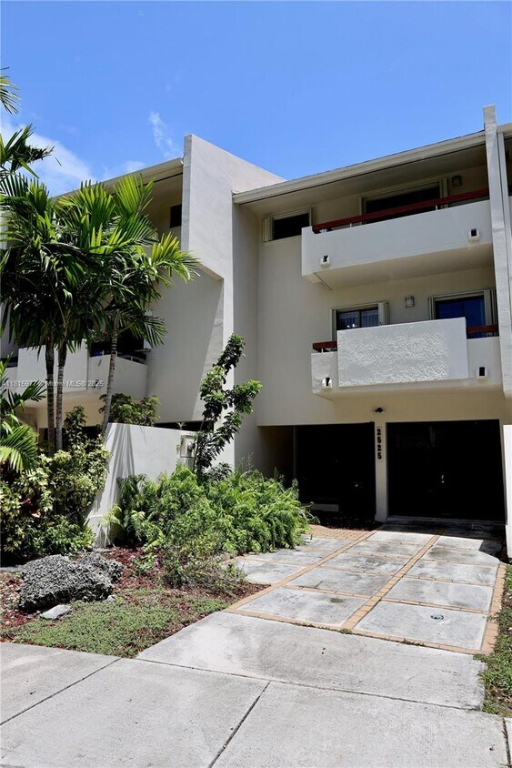 Foto principal - 2525 NE 135th St