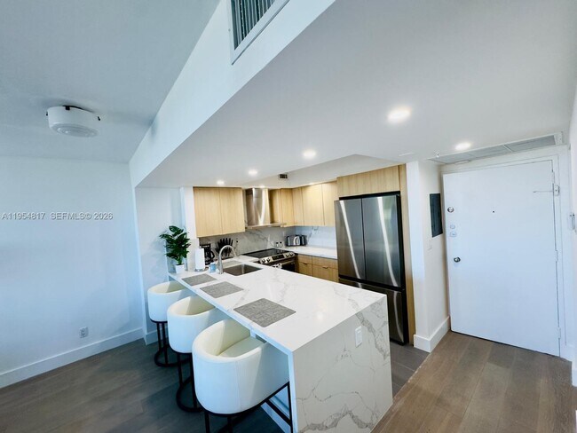 Building Photo - 5600 Collins Ave