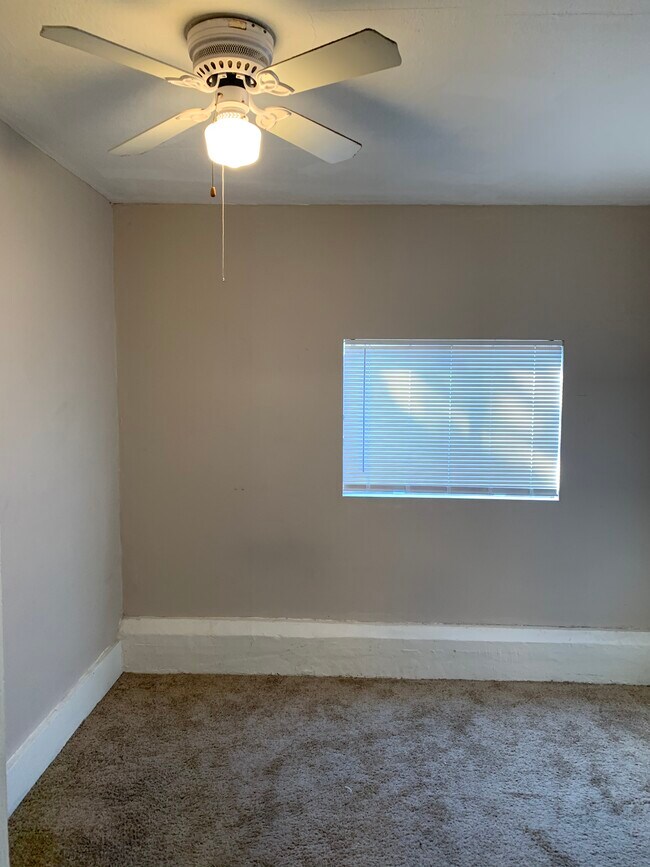 Foto del edificio - 384 1/2 W 15th St