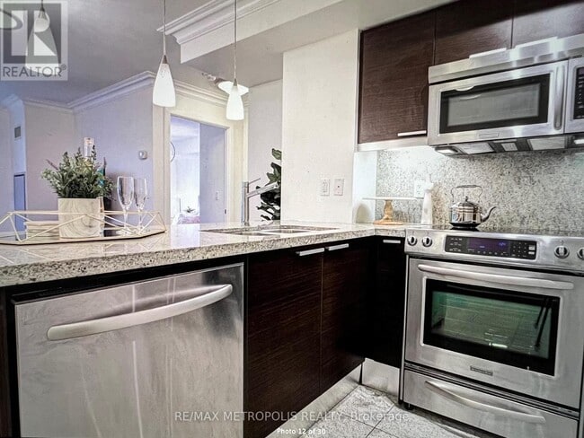 Building Photo - 650-650 Sheppard Ave E