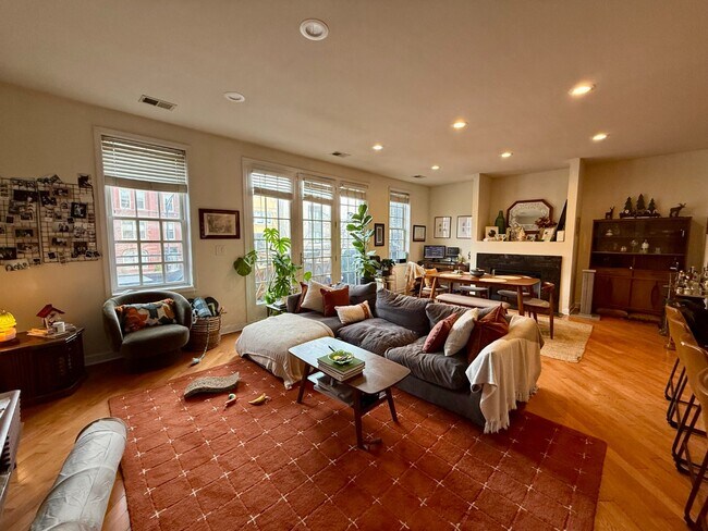 Foto del edificio - Stunning 2 Bed 2 Bath in the Wicker Park area