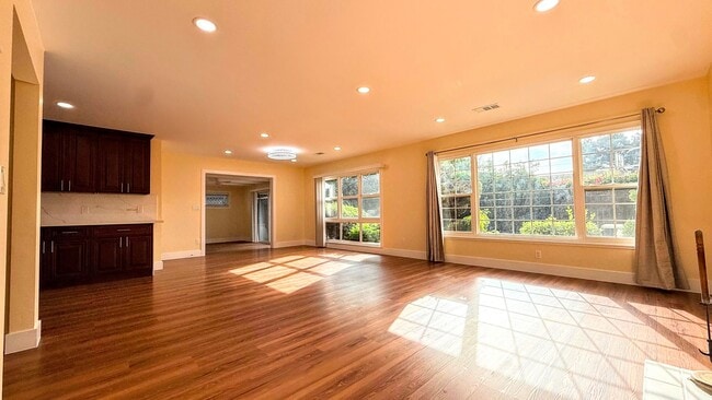 Building Photo - 5250 Keystone Dr