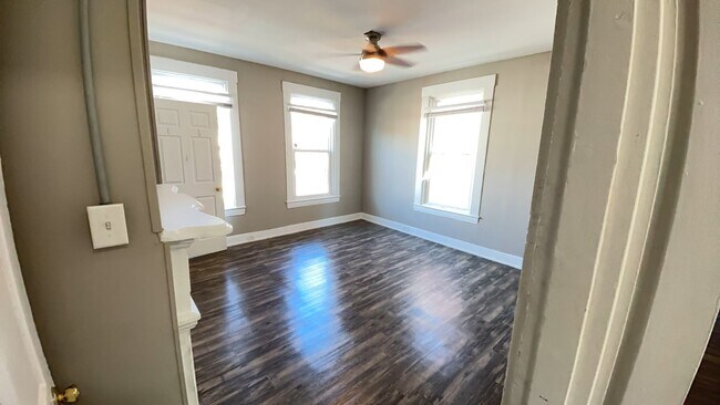 Foto del edificio - 1527 Chase Ave