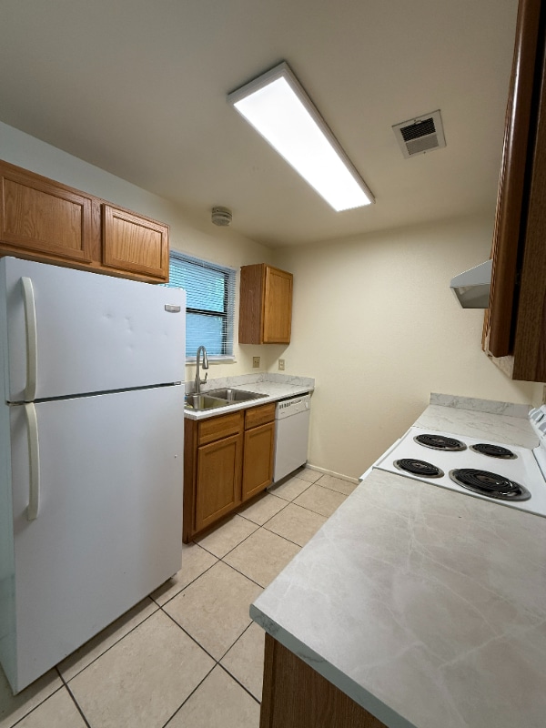 Building Photo - 225 Bluebird Ln