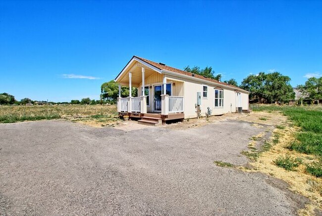 Building Photo - Tiny 2 bedroom Home with Mountain Views!