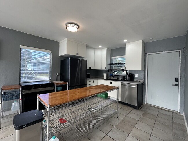 Foto del edificio - "Charming 1-Bedroom in Port Charlotte's Tranquil Setting"