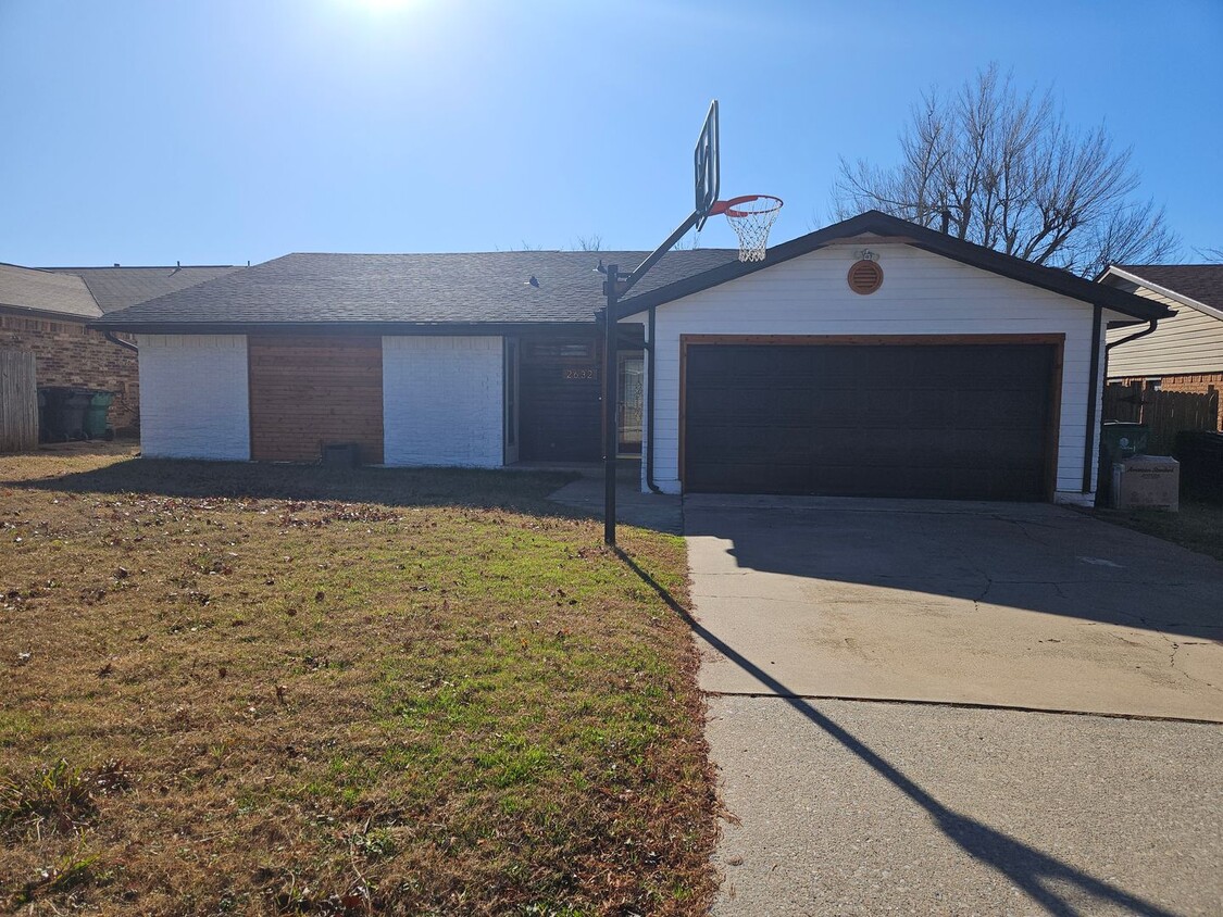 Primary Photo - (3) Bed/(2) Bath in SW OKC! Moore Schools!...