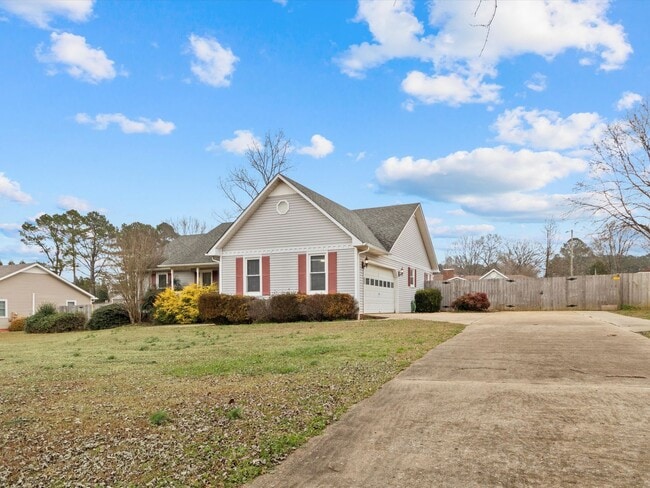 Building Photo - Nice, well-maintained home located on a quiet street in East Limestone.