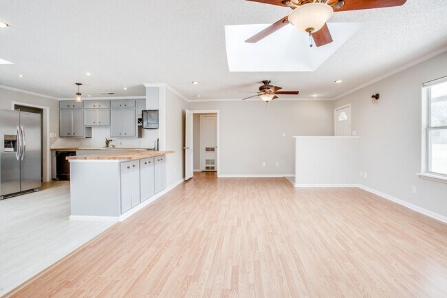 Foto del edificio - Pre-leasing for July!