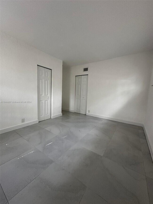 Building Photo - 1082 NE 145th St