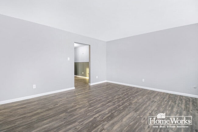 Building Photo - Newly Renovated 3 Bedroom Home with Bonus ...