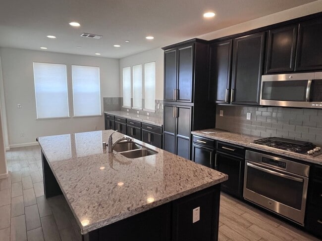 Building Photo - BEAUTIFUL HOME IN ROSEVILLE IN THE GATED COMMUNITY OF STONE POINT!!