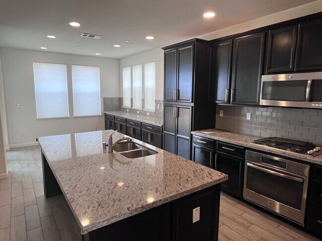 Foto del edificio - BEAUTIFUL HOME IN ROSEVILLE IN THE GATED COMMUNITY OF STONE POINT!!