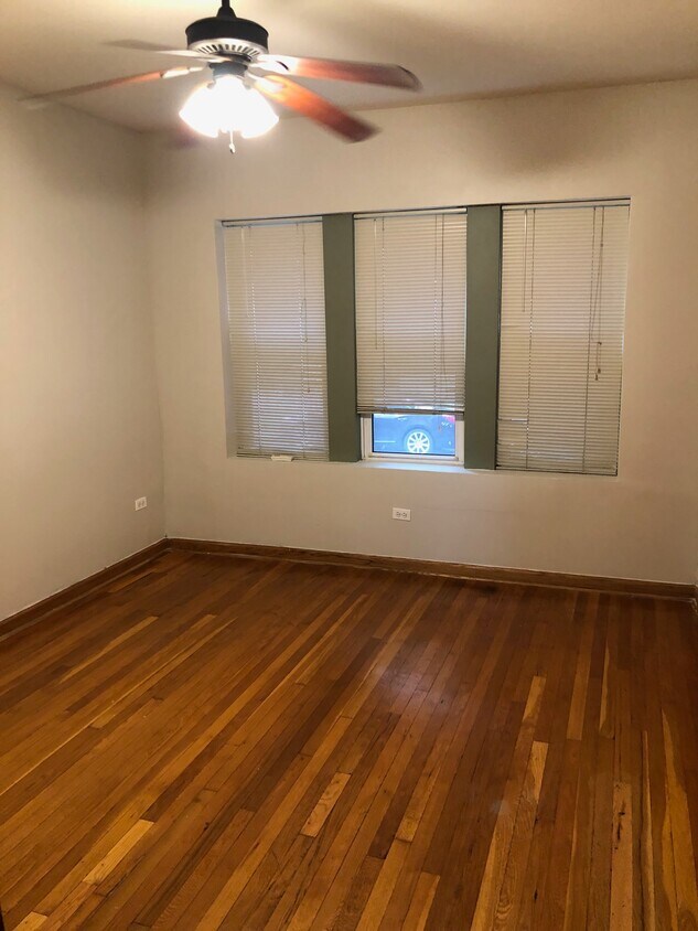 Living room - 4609 N Spaulding Ave