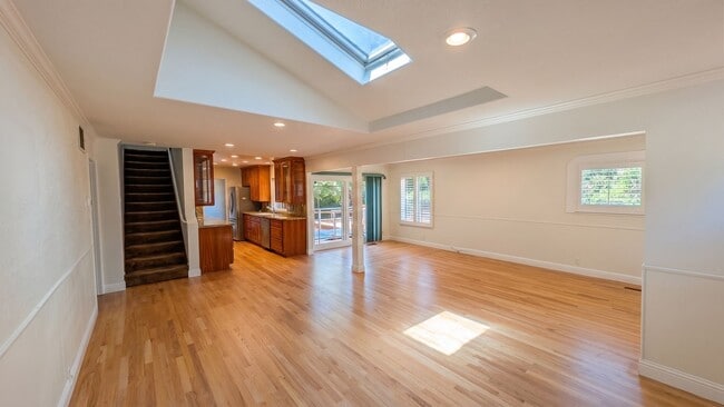 Foto del edificio - Beautifully Updated Pleasanton Four Bedroom Retreat w/ Vaulted Ceilings & Custom Details