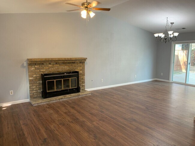 Foto del edificio - Coming soon,North Visalia home available!