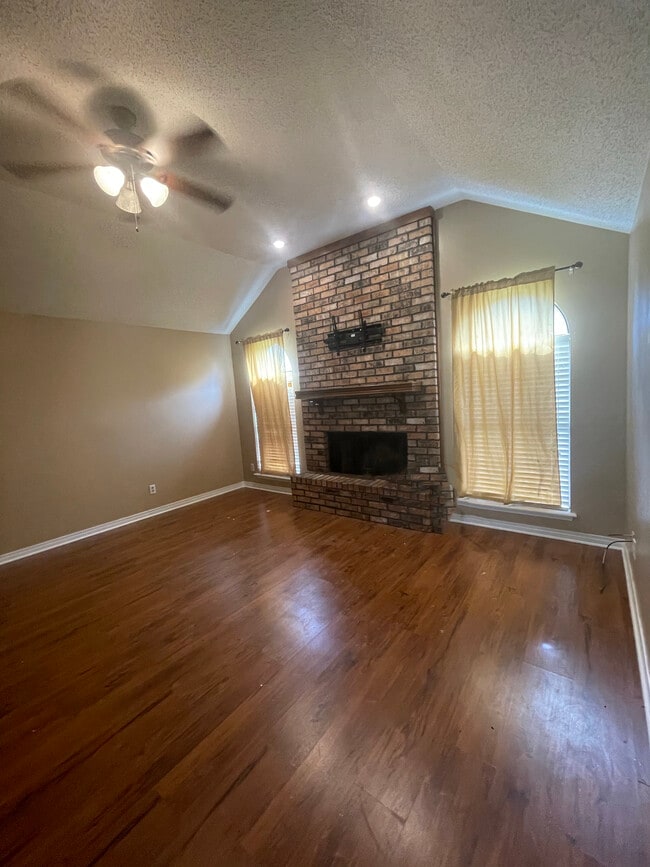 Building Photo - 9025 Cedar Ridge Dr