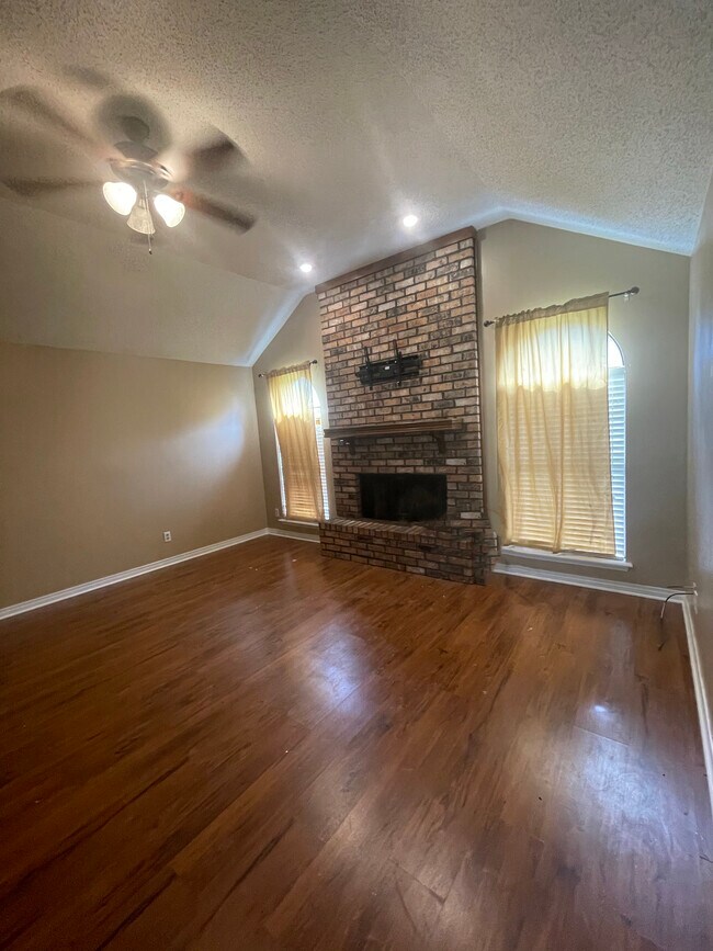Foto del edificio - 9025 Cedar Ridge Dr