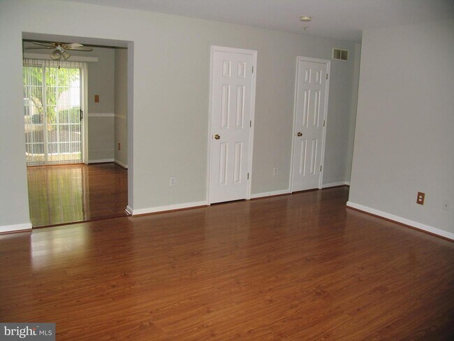 Building Photo - 1001 Woodview Ct