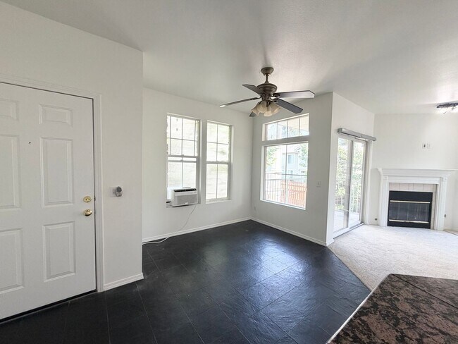 Foto del edificio - Light & Bright End Unit Condo!
