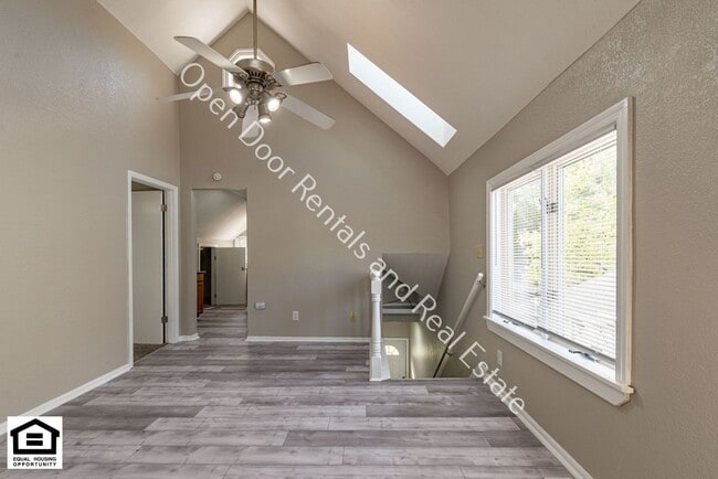 Building Photo - 733 3rd St