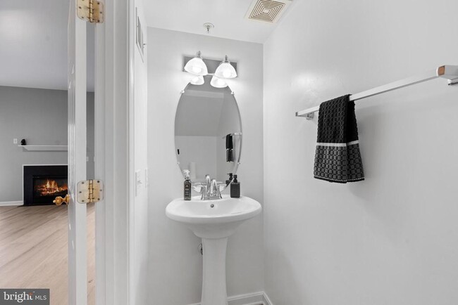 Foto del edificio - 3508 Essington Ct