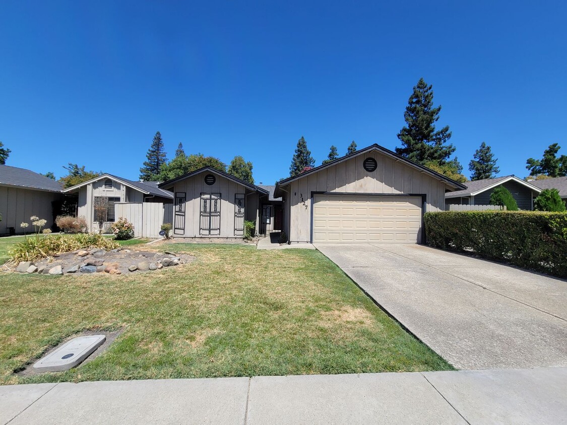 Primary Photo - Cozy 3Bx2B Next to Fritz Grupe Park - Avai...