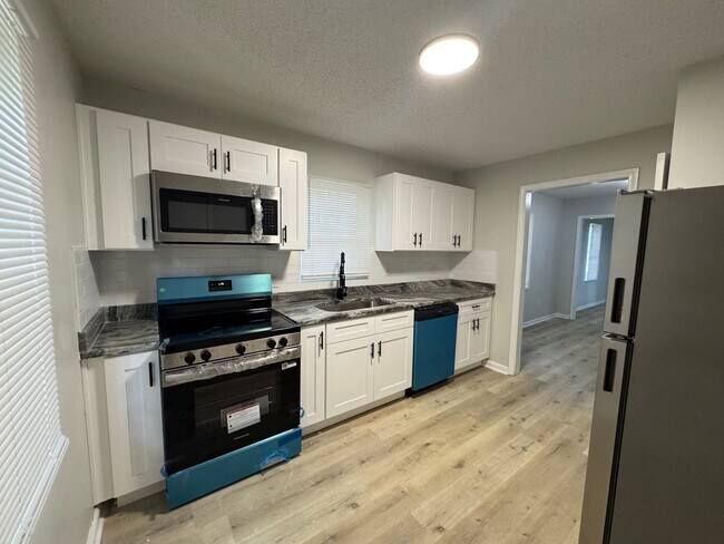 Foto del edificio - 3bed/2bath freshly renovated home!
