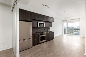 Building Photo - 80 Vanauley St