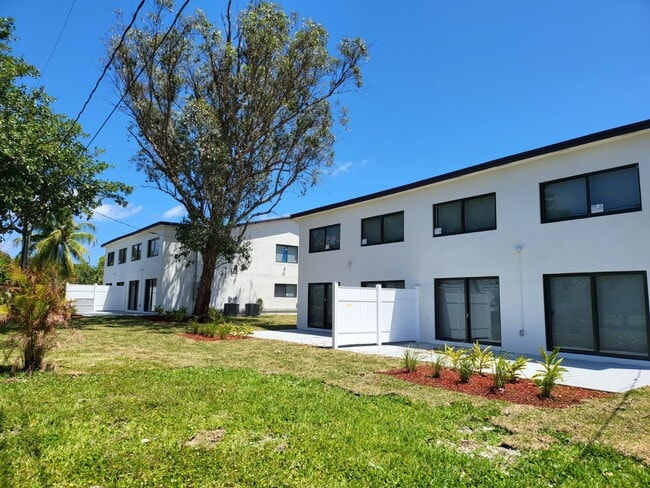Building Photo - 151 SW 15th St
