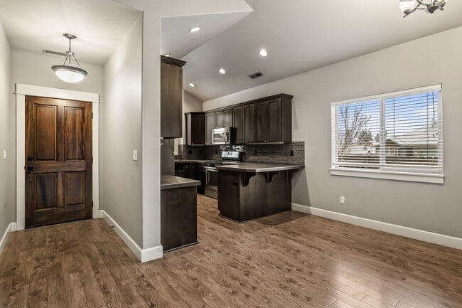 Building Photo - Single-Level 3 Bed, 2 Bath Home with Fully Fenced Backyard