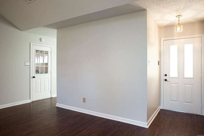 Building Photo - 2000 Lessel Dr