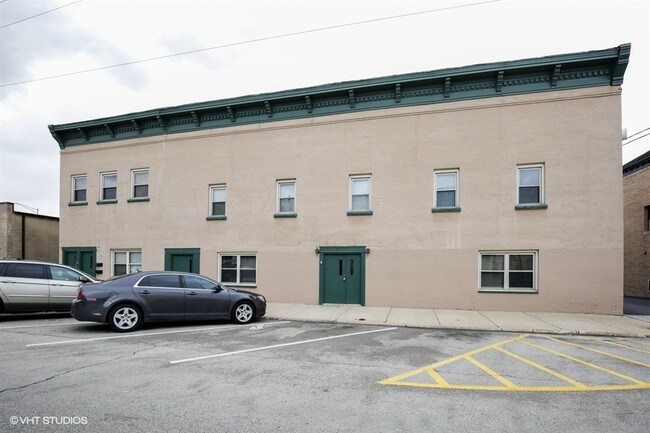 Foto del edificio - 110-116 E Prairie St