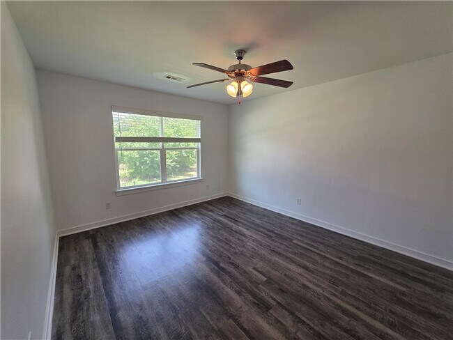 Foto del edificio - 637 Hidden Springs Dr
