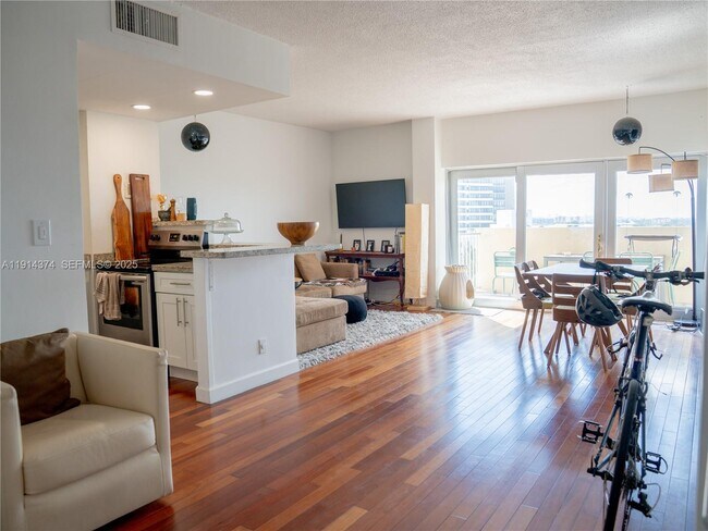 Foto del edificio - 880 NE 69th St