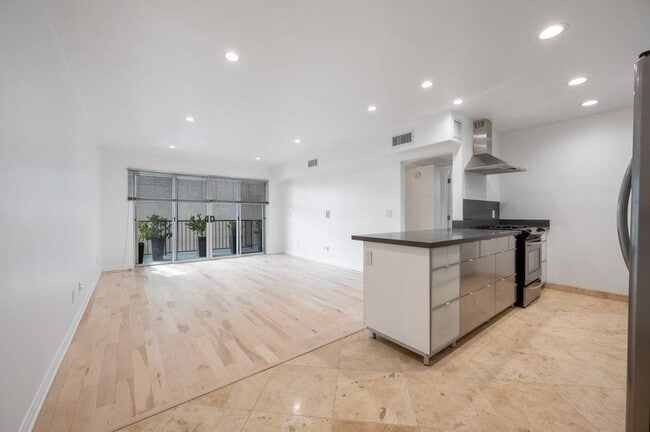 Building Photo - 1148 N Clark St