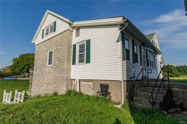 Building Photo - 29601 Perch Lake Rd