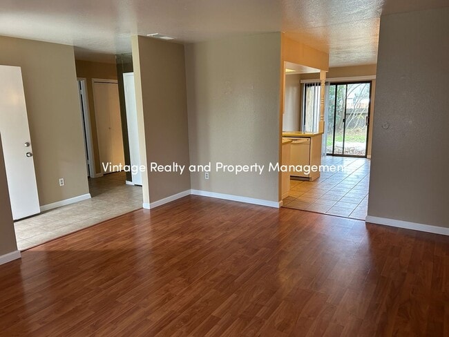 Building Photo - Back On The Rental Market Nice Cozy 3 Bedroom Half Plex Home!!!