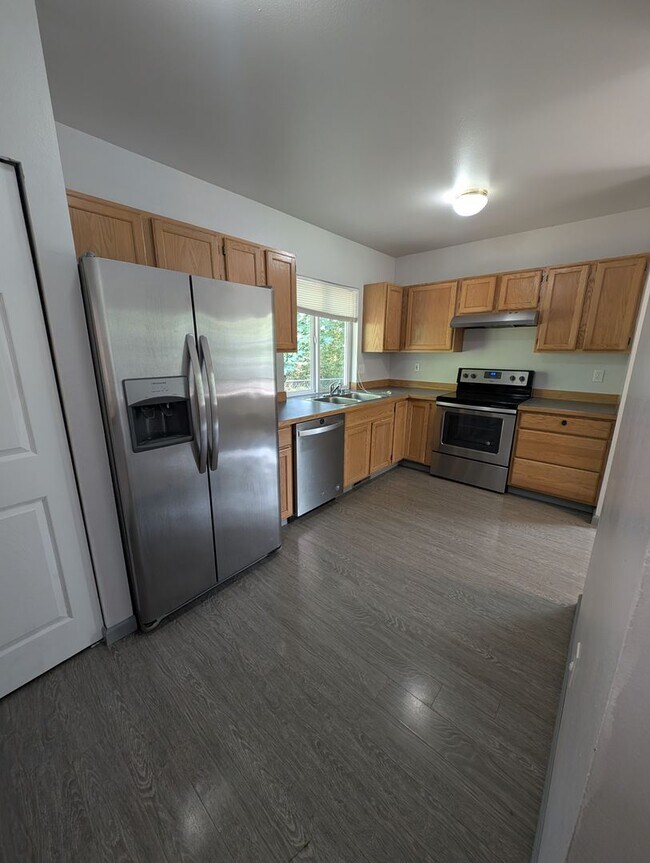 Foto del edificio - Tri Level, 3 Bedroom For Rent in Port Orchard - Available June 25th!