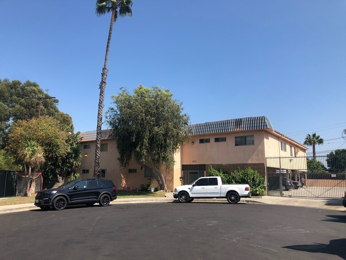 Foto principal - 2630 S Corning St