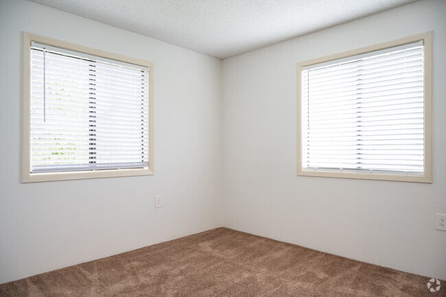 2BR, 1BA - 824SF - Country Club Apartments