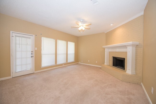 Building Photo - 2110 Loretta Ln