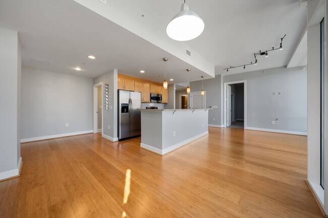 Foto del edificio - Light filled 1 bed/ 1 bath condo with balcony minutes to downtown Chapel Hill